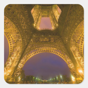 Frankreich, Paris. Eiffelturm beleuchtet um 2 Quadratischer Aufkleber