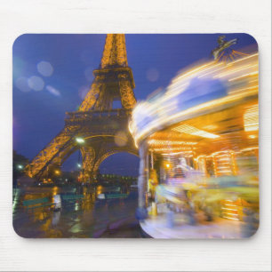 Frankreich, Paris. Eiffelturm im Zwielicht Nebel u Mousepad