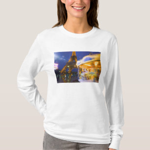 Frankreich, Paris. Eiffelturm im Zwielicht Nebel u T-Shirt