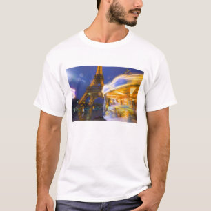 Frankreich, Paris. Eiffelturm im Zwielicht Nebel u T-Shirt