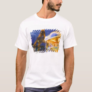Frankreich, Paris. Eiffelturm im Zwielicht Nebel u T-Shirt