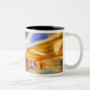 Frankreich, Paris. Eiffelturm im Zwielicht Nebel u Zweifarbige Tasse