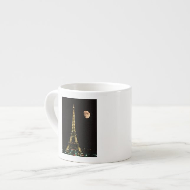 Frankreich, Paris. Eiffelturm nachts mit Espressotasse (Vorderseite Links)
