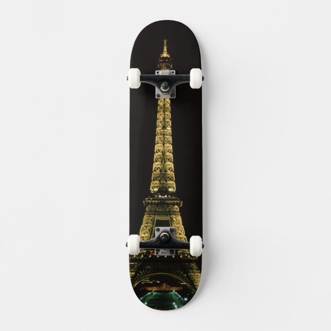 Frankreich, Paris. Eiffelturm nachts mit Skateboard (Vorderseite)