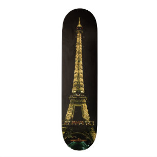 Frankreich, Paris. Eiffelturm nachts mit Skateboard