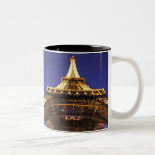 FRANKREICH, Paris Eiffelturm, Sicht auf den Abend Zweifarbige Tasse