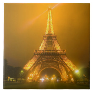 Frankreich, Paris. Eiffelturm um 3 Uhr beleuchtet Fliese