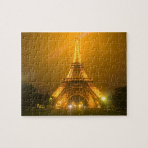 Frankreich, Paris. Eiffelturm um 3 Uhr beleuchtet Puzzle