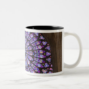 Frankreich, Paris. Innendetail von Buntglas Zweifarbige Tasse