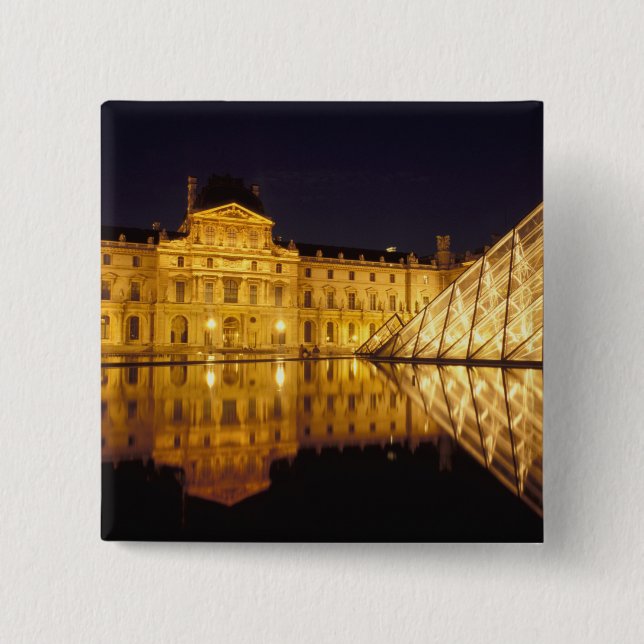Frankreich, Paris, Louvre Museum bei Nacht. Button (Vorderseite)