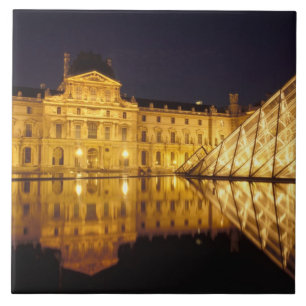 Frankreich, Paris, Louvre Museum bei Nacht. Fliese