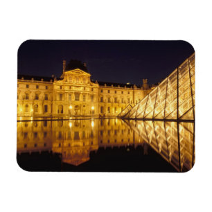 Frankreich, Paris, Louvre Museum bei Nacht. Magnet