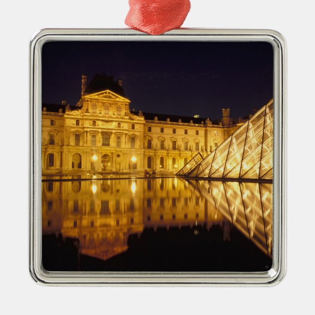 Frankreich, Paris, Louvre Museum bei Nacht. Ornament Aus Metall (Vorne)