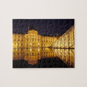 Frankreich, Paris, Louvre Museum bei Nacht. Puzzle