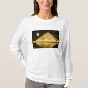 Frankreich, Paris, Louvre Museum, Nachtzeit T-Shirt