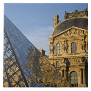 Frankreich, Paris, Louvre Museum und die Pyramide, Fliese