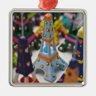 Frankreich, Paris, Miniatur-Eiffelturm Ornament Aus Metall