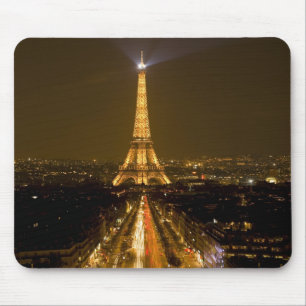 Frankreich, Paris. Nachtansicht des Eiffelturms Mousepad
