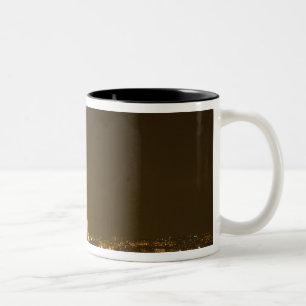 Frankreich, Paris. Nachtansicht des Eiffelturms Zweifarbige Tasse