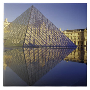 FRANKREICH, Paris Reflection, Pyramide. Der Louvre Fliese