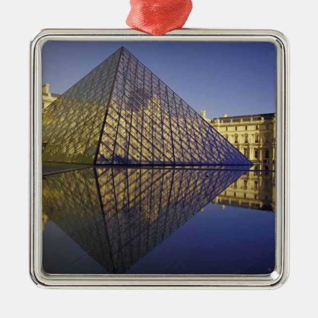 FRANKREICH, Paris Reflection, Pyramide. Der Louvre Ornament Aus Metall (Vorne)