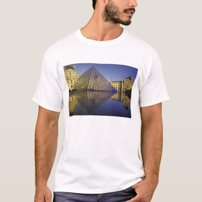 FRANKREICH, Paris Reflection, Pyramide. Der Louvre T-Shirt (Vorderseite)