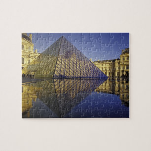 FRANKREICH, Paris Reflexion, Pyramide. Der Louvre Puzzle