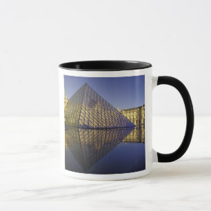 FRANKREICH, Paris Reflexion, Pyramide. Der Louvre Tasse