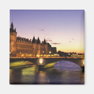 Frankreich, Paris, Seine und Conciergerie bei Magnet