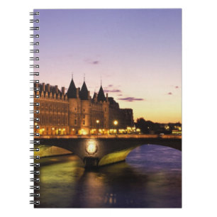 Frankreich, Paris, Seine und Conciergerie bei Notizblock