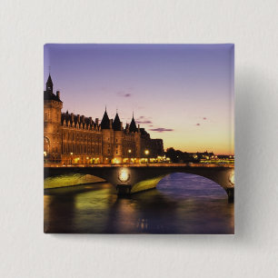 Frankreich, Paris, Seine und Conciergerie Button