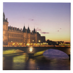 Frankreich, Paris, Seine und Conciergerie Fliese