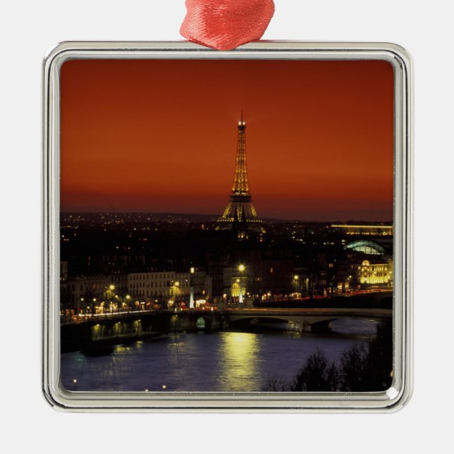 Frankreich, Paris Sunset View Eiffelturm und Ornament Aus Metall (Vorne)