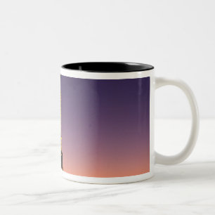 Frankreich, Paris, Tour Eiffel bei Sonnenuntergang Zweifarbige Tasse