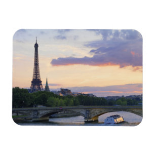 Frankreich, Paris, Tourboot auf Seine, Eiffel Magnet