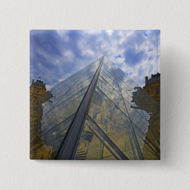 Frankreich, Paris. Wolken reflektieren den Louvre Button (Vorderseite)