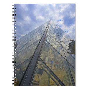 Frankreich, Paris. Wolken reflektieren den Louvre Notizblock