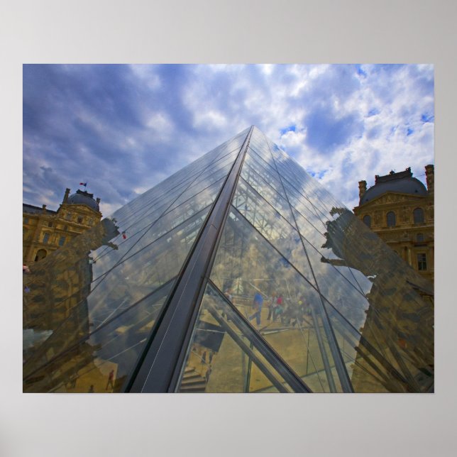 Frankreich, Paris Wolken reflektieren den Louvre Poster (Vorne)