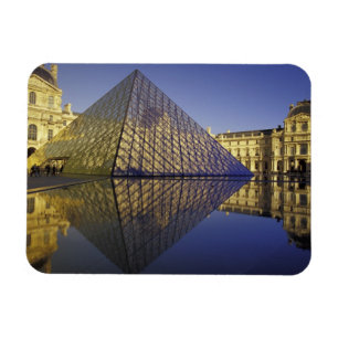 FRANKREICH, Pariser Reflektion, Pyramide. Der Louv Magnet