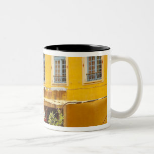 Frankreich, Provence, Moustiers-Ste-Marie. Kredit Zweifarbige Tasse