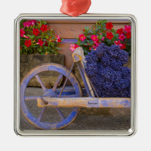 Frankreich, Provence, Sault. Alte Holzkarre mit Ornament Aus Metall
