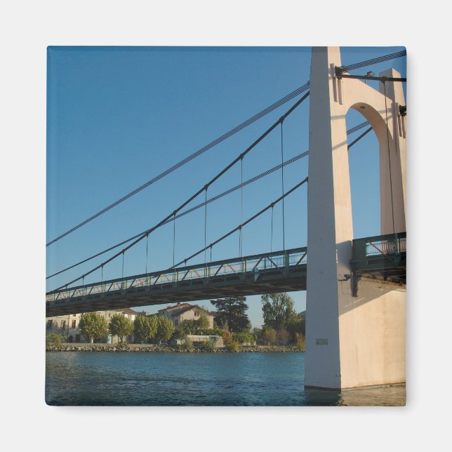 Frankreich, Rhone-Alpen, Condrieu, Brücke über 2 Magnet (Vorne)
