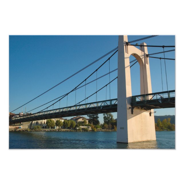 Frankreich, Rhone-Alpen, Condrieu, Brücke über Fotodruck (Vorne)