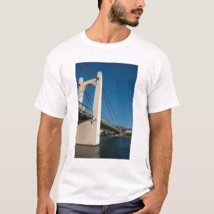 Frankreich, Rhone-Alpes, Condrieu, Brücke darüber T-Shirt