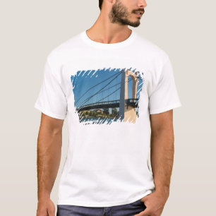 Frankreich, Rhone-Alpes, Condrieu, Brücke über 2 T-Shirt