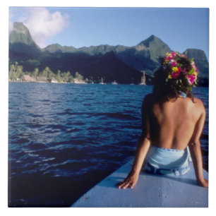 Französisch-Polynesien, Moorea. Frau genießt den B Fliese