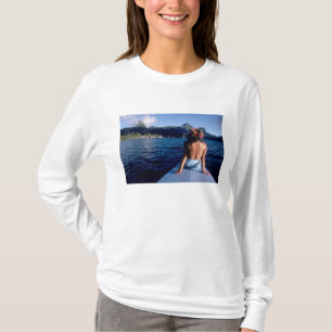 Französisch-Polynesien, Moorea. Frau genießt den B T-Shirt