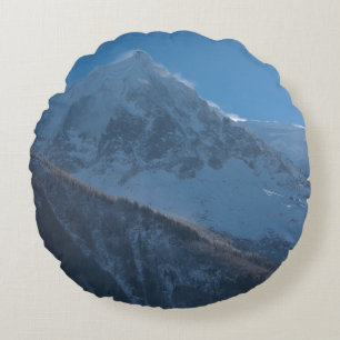 Französische Alpengipfel mit frischem Schnee bedec Rundes Kissen