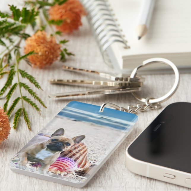 Französische Bulldogge am Strand French Bulldog Schlüsselanhänger (Vorderseite rechts)