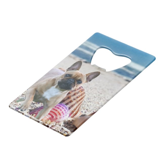 Französische Bulldogge am Strand  Geldbeutel Flaschenöffner (Rückseite Schrägansicht)
